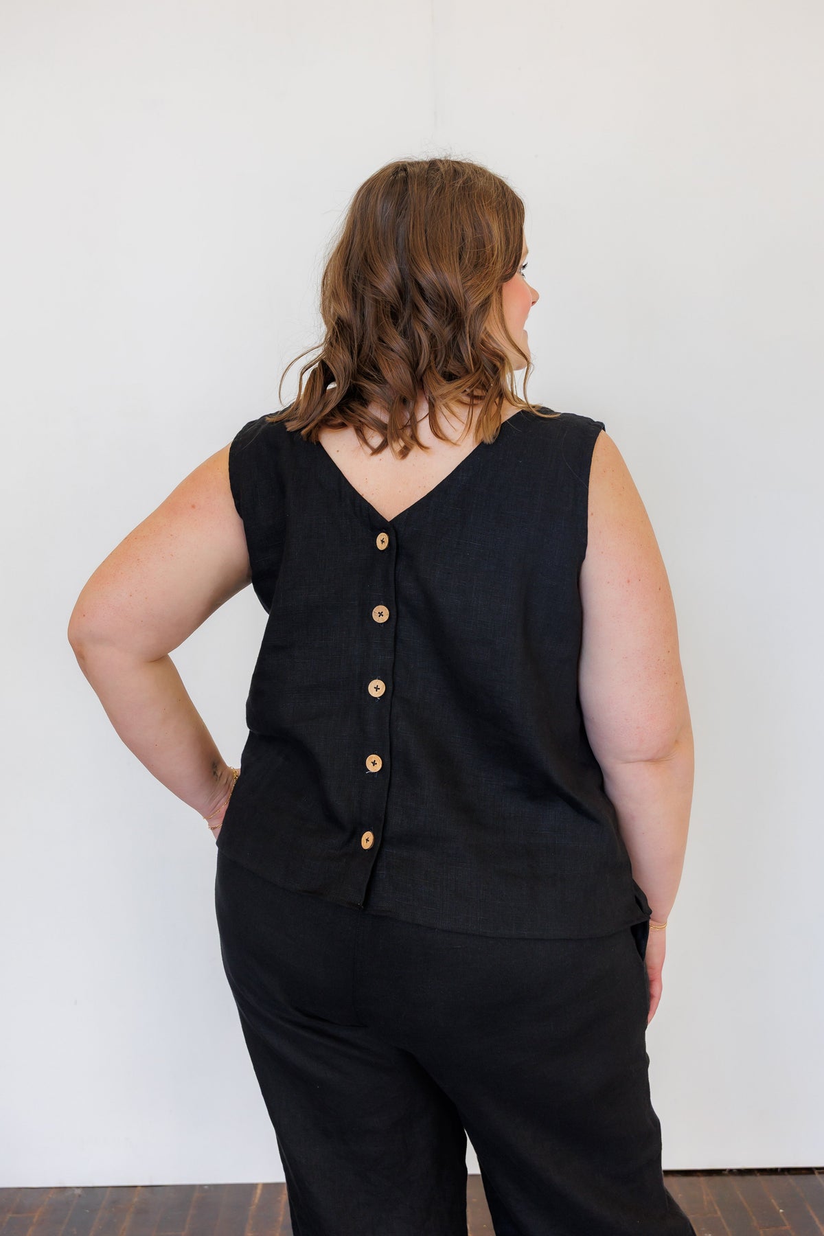 The Harmony Reversible Top in Black Linen